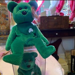 Beanie Baby Erin Bear, mint condition. I have 2 of these beautiful bears.